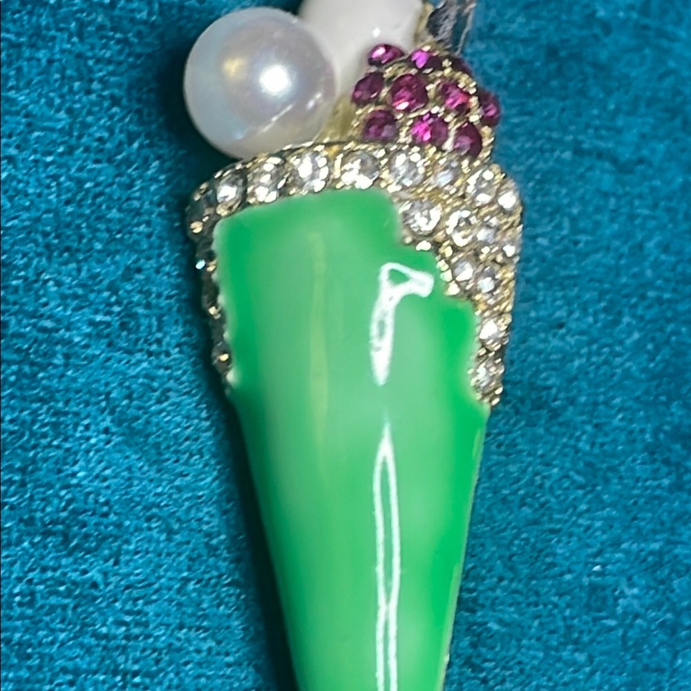 Elegant Green Milkshake Brooch - Picture 4 of 6